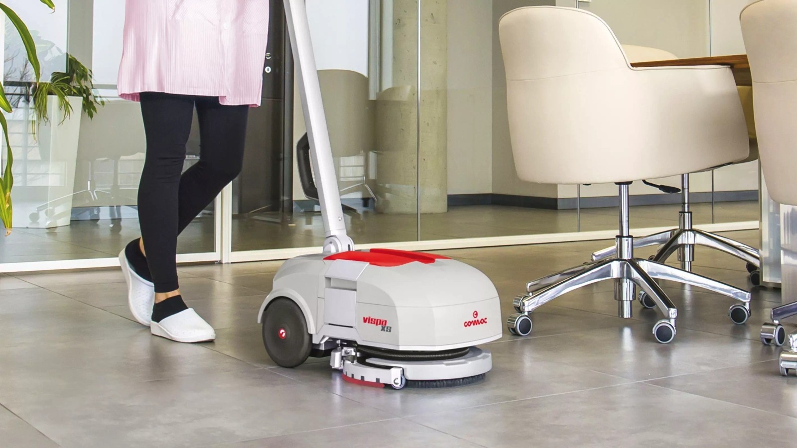 come pulire grandi superfici con una macchina lavapavimenti industriale
